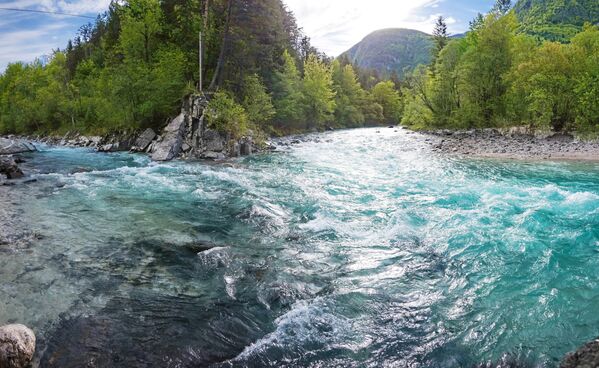 Благодаря своему изумрудному цвету, Соча считается одной из самых красивых рек в Европе. В верхнем и среднем течении протекает через Юлийские Альпы, образуя глубокую долину с обрывистыми склонами и красивыми видами. Соча, также известная в итальянском языке как Изонцо, имеет длину 138 км и в основном протекает через Словению и продолжает течь через Италию, где впадает в Адриатическое море. - Sputnik Беларусь