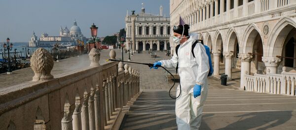 Працоўны дэзтнфіцыруе мост на плошчы Святога Марка ў Венецыі Працоўны дэзтнфіцыруе мост на плошчы Святога Марка ў Венецыі - Sputnik Беларусь
