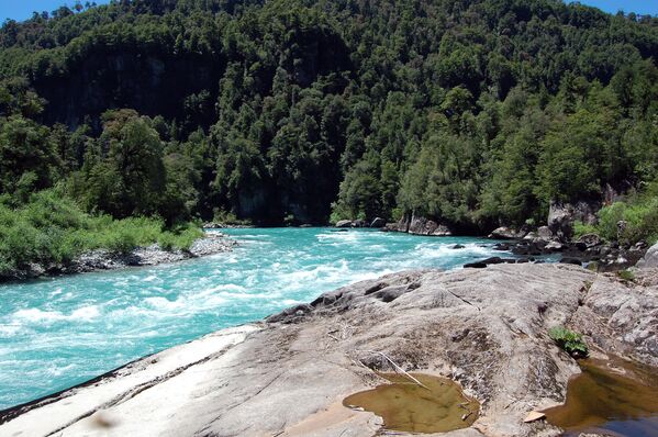Река с бирюзовой водой Футалеуфу — река в Аргентине и Чили. Ее истоки лежат в Патагонских Андах. Она популярна у любителей сплавов на надувных судах (рафтах). - Sputnik Беларусь