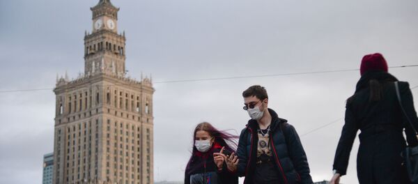 Прахожыя ў масках на вуліцы ў Варшаве - Sputnik Беларусь