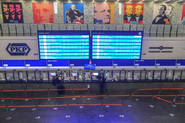 Пустые билетные кассы на вокзале в Варшаве - Sputnik Беларусь