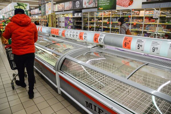 Покупатели в продуктовом магазине в Варшаве - Sputnik Беларусь