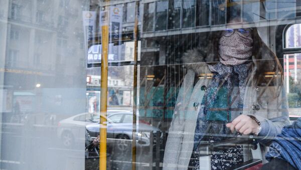 Женщина закрылась шарфом в общественном транспорте Варшавы - Sputnik Беларусь