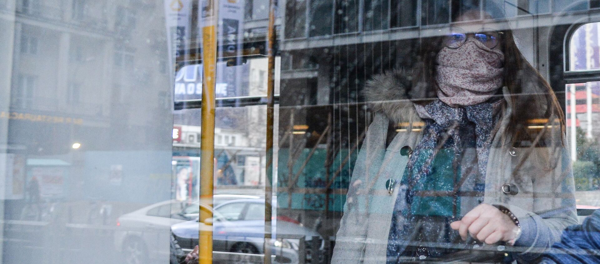 Женщина закрылась шарфом в общественном транспорте Варшавы - Sputnik Беларусь, 1920, 25.03.2021