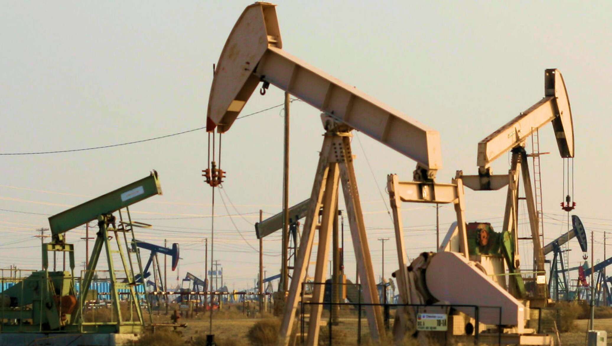 Добыча узбекистан. Добыча нефти в Ливии. Добыча нефти в Узбекистане. Нефтяная промышленность Ливии. Полезные ископаемые нефть.