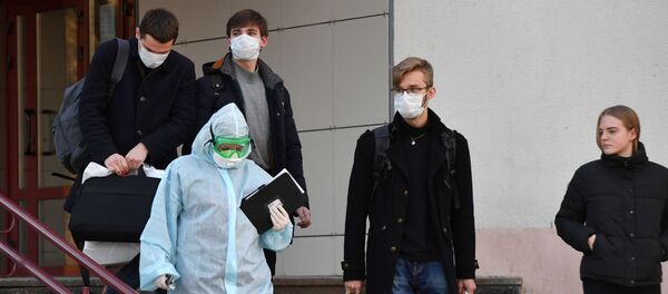 Студенты покидали общежитие организованно с личными вещами, которые им пригодятся в больнице. Студенты покидали общежитие организованно с личными вещами, которые им пригодятся в больнице. - Sputnik Беларусь