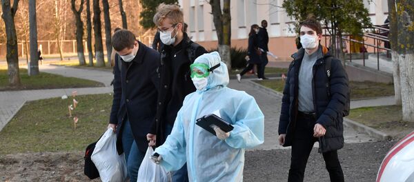 Всех, кого забирали на карантин, обязательно сопровождал медработник. Всех, кого забирали на карантин, обязательно сопровождал медработник. - Sputnik Беларусь