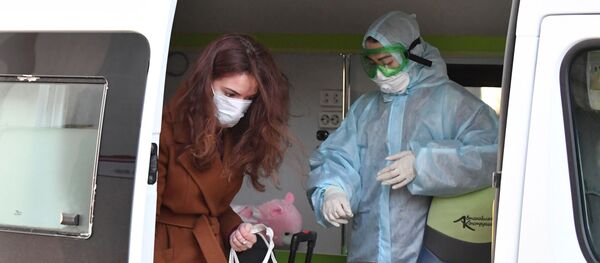 Некоторые студенты собирались как в дальнее путешествие - с чемоданами. Некоторые студенты собирались как в дальнее путешествие - с чемоданами. - Sputnik Беларусь