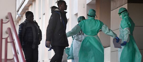 Медработники в защитных костюмах заставили проживающих в общаге немного понервничать. - Sputnik Беларусь