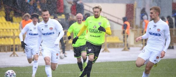 Полузащитник солигорского Шахтера Юрий Кендыш (в центре) - Sputnik Беларусь