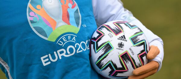 Болбой с мячом Евро-2020 - Sputnik Беларусь