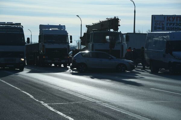 Фотофакт: пробка образовалась на МКАД из-за серьезного ДТП - Sputnik Беларусь
