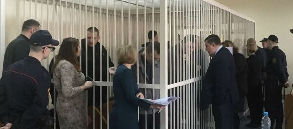 Обвиняемые по делу Втюрина и банкиров беседуют с адвокатами перед началом судебного заседания Обвиняемые по делу Втюрина и банкиров беседуют с адвокатами перед началом судебного заседания - Sputnik Беларусь