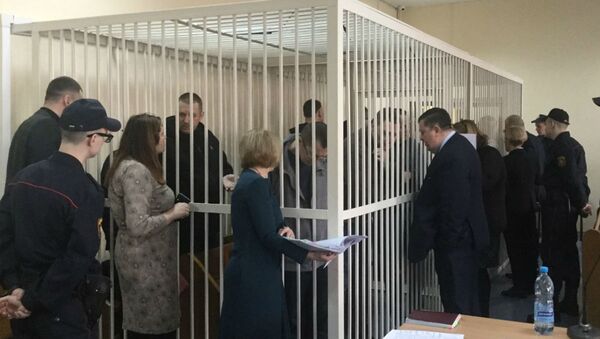 Обвиняемые по делу Втюрина и банкиров беседуют с адвокатами перед началом судебного заседания    - Sputnik Беларусь