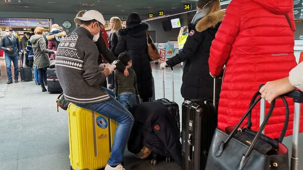 Пассажиры в медицинских масках  - Sputnik Беларусь