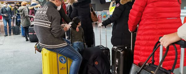 Пассажиры в медицинских масках  - Sputnik Беларусь