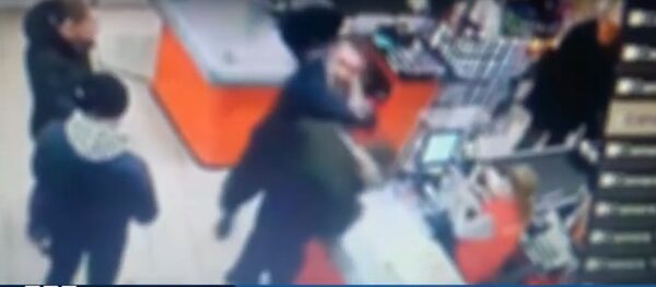 Пятница 13-е на кассе: пьяный мужчина напал с бутылкой на покупателя - Sputnik Беларусь