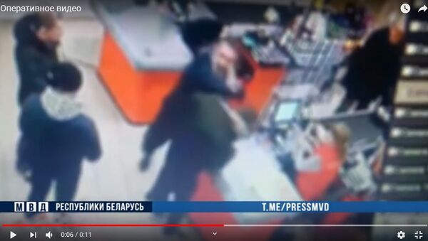 Пятница 13-е на кассе: пьяный мужчина напал с бутылкой на покупателя - Sputnik Беларусь