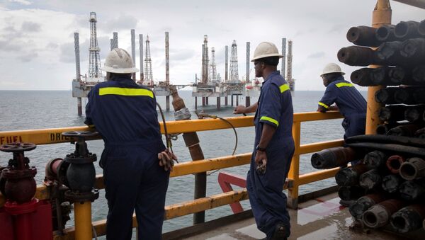 Члены экипажа осматривают нефтяные вышки в Мексиканском заливе недалеко от порта Фуршон - Sputnik Беларусь