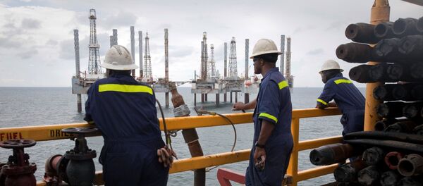 Члены экипажа осматривают нефтяные вышки в Мексиканском заливе недалеко от порта Фуршон - Sputnik Беларусь