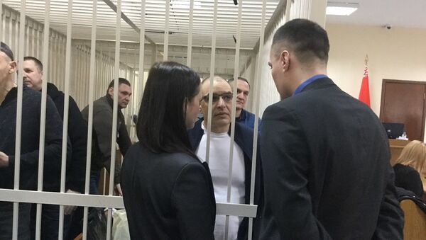 Обвиняемый в даче взяток банкирам Пригара беседует с адвокатами перед началом суда - Sputnik Беларусь