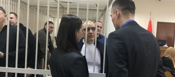 Обвиняемый в даче взяток банкирам Пригара беседует с адвокатами перед началом суда Обвиняемый в даче взяток банкирам Пригара беседует с адвокатами перед началом суда - Sputnik Беларусь