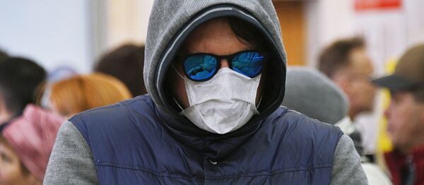 Мужчына ў медыцынскай масцы Мужчына ў медыцынскай масцы - Sputnik Беларусь