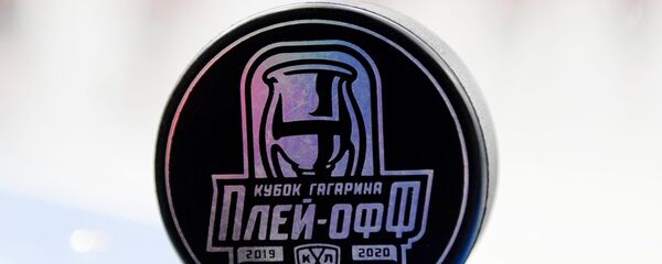 Шайба с символикой плей-офф Кубка Гагарина Континентальной хоккейной лиги - Sputnik Беларусь