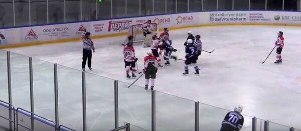 13-летние хоккеисты устроили девять драк за матч в чемпионате Беларуси, видео - Sputnik Беларусь