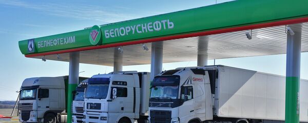 АЗС работает в обычном режиме: товары продают, фуры заправляют АЗС работает в обычном режиме: товары продают, фуры заправляют - Sputnik Беларусь