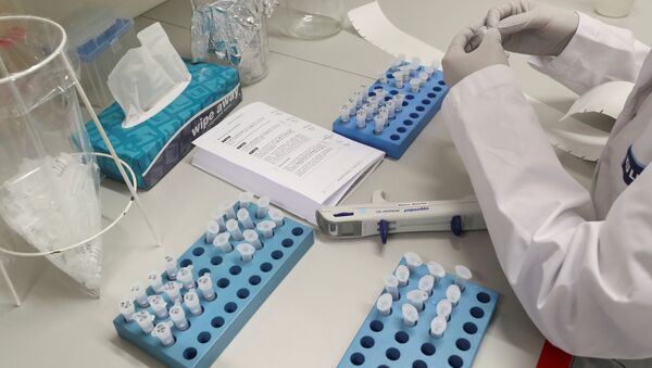 Ученые в лаборатории проводят исследования, чтобы найти вакцину против коронавируса - Sputnik Беларусь