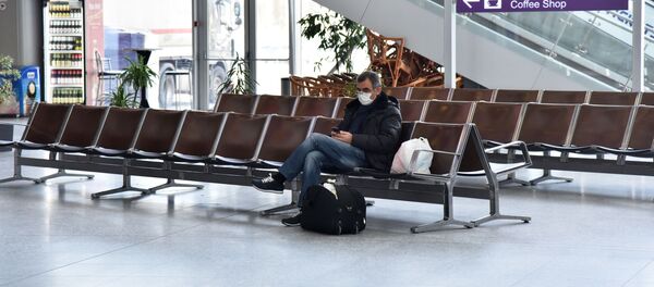 Пасажыр у ахоўнай масцы Пасажыр у ахоўнай масцы - Sputnik Беларусь