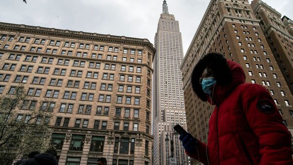 Женщина в маске в центре Нью-Йорка, архивное фото - Sputnik Беларусь