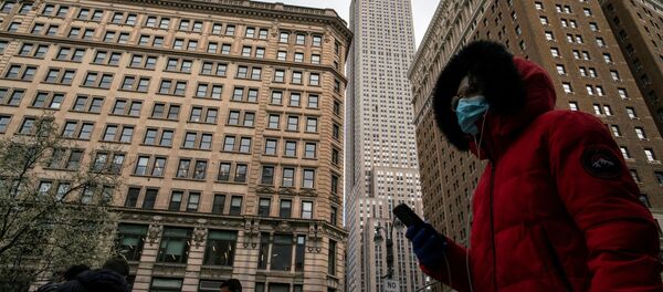 Женщина в маске в центре Нью-Йорка, архивное фото - Sputnik Беларусь