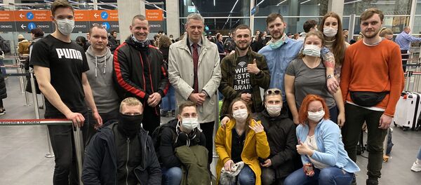 Туристы в аэропорту Будапешта - Sputnik Беларусь