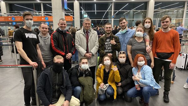 Туристы в аэропорту Будапешта - Sputnik Беларусь