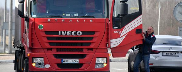 Водитель фуры на польских номерах был не особо разговорчив, однако сообщил, что все отлично - Sputnik Беларусь