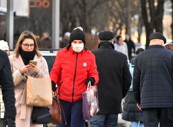 Женщина в маске в Минске - Sputnik Беларусь