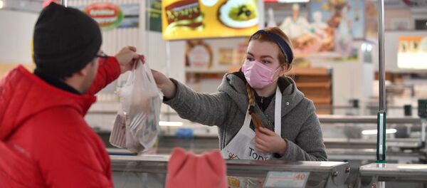 На Комаровке продавец в маске - Sputnik Беларусь