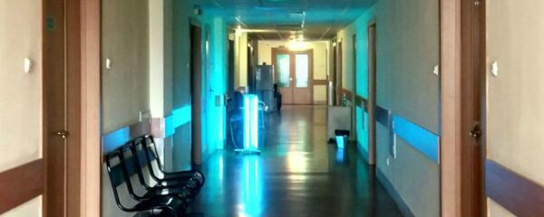Коридор в больнице, куда могут выйти находящиеся на карантине - Sputnik Беларусь