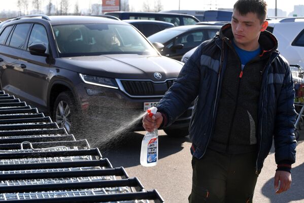 В супермаркетах дезинфицируют тележки - Sputnik Беларусь