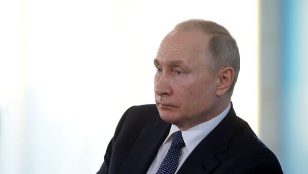 Президент РФ Владимир Путин во время встречи с общественностью в Севастополе - Sputnik Беларусь