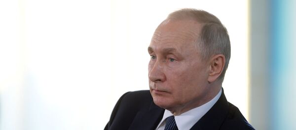 Президент РФ Владимир Путин во время встречи с общественностью в Севастополе - Sputnik Беларусь