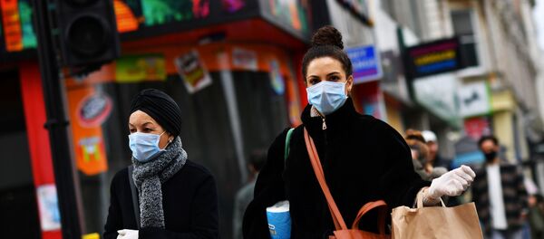 Люди в масках на Оксфорд-стрит в Лондоне - Sputnik Беларусь