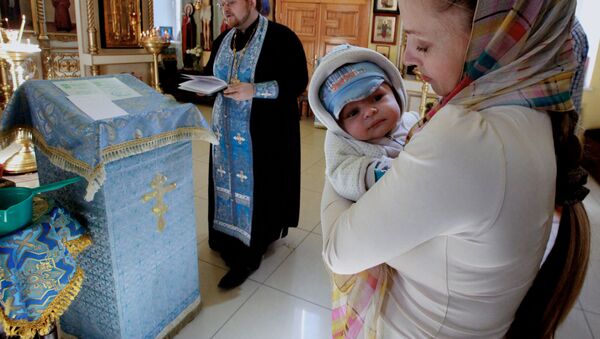 Обряд крещения младенца в храме - Sputnik Беларусь