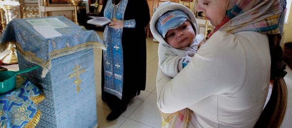 Обряд крещения младенца в храме - Sputnik Беларусь