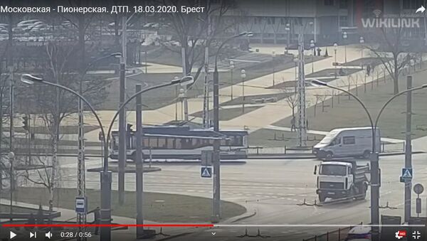 Не проскочишь: велосипедист на скорости въехал в троллейбус - видео - Sputnik Беларусь