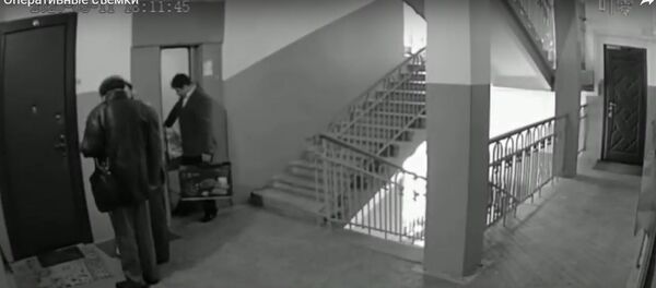 Дарят подарки взамен на монеты и награды – новый развод попал на видео - Sputnik Беларусь