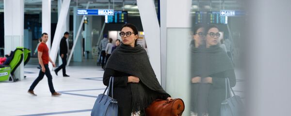 Пасажыр у міжнародным тэрмінале аэрапорта Пасажыр у міжнародным тэрмінале аэрапорта - Sputnik Беларусь