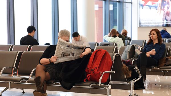 Пассажиры в зале ожидания в аэропорту - Sputnik Беларусь